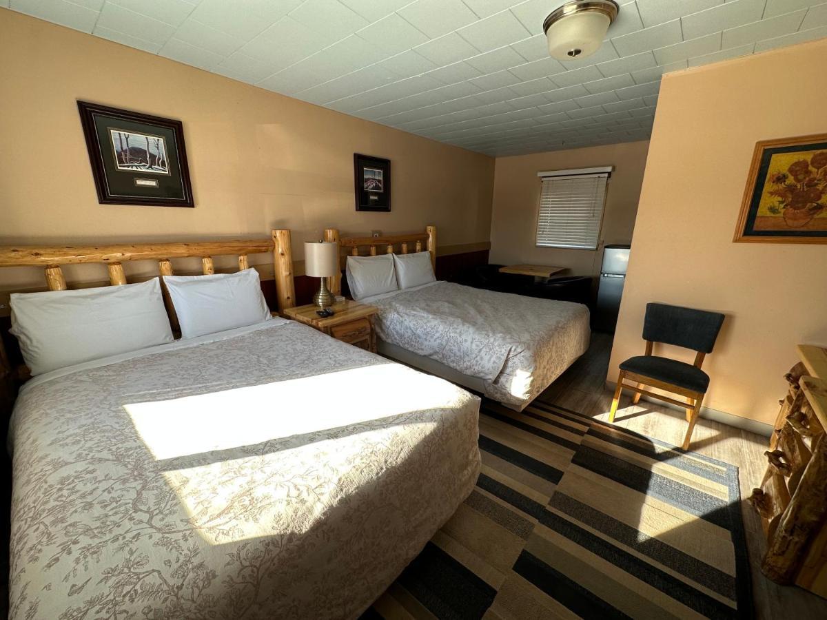 Pinecrest Motel Nipigon Esterno foto